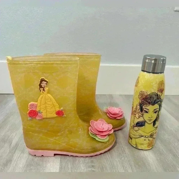 butter Disney Store Belle Rain Boots yellow Shoes Girls Size 1 with water bottle - Picture 1 of 8
